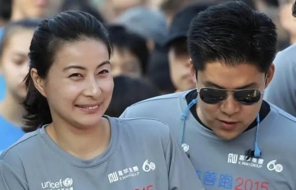 同翔网 郭晶晶近况：被丈夫霍启刚深爱，受公公霍震霆宠爱